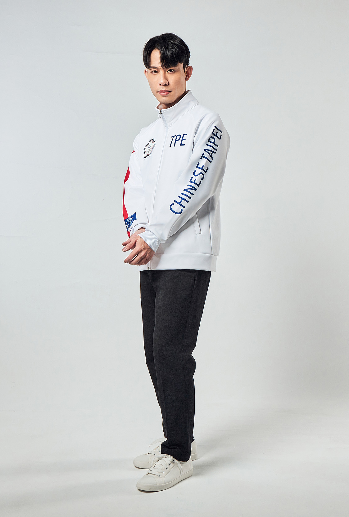 拉克蘭袖與立領設計，展現團體服俐落風格