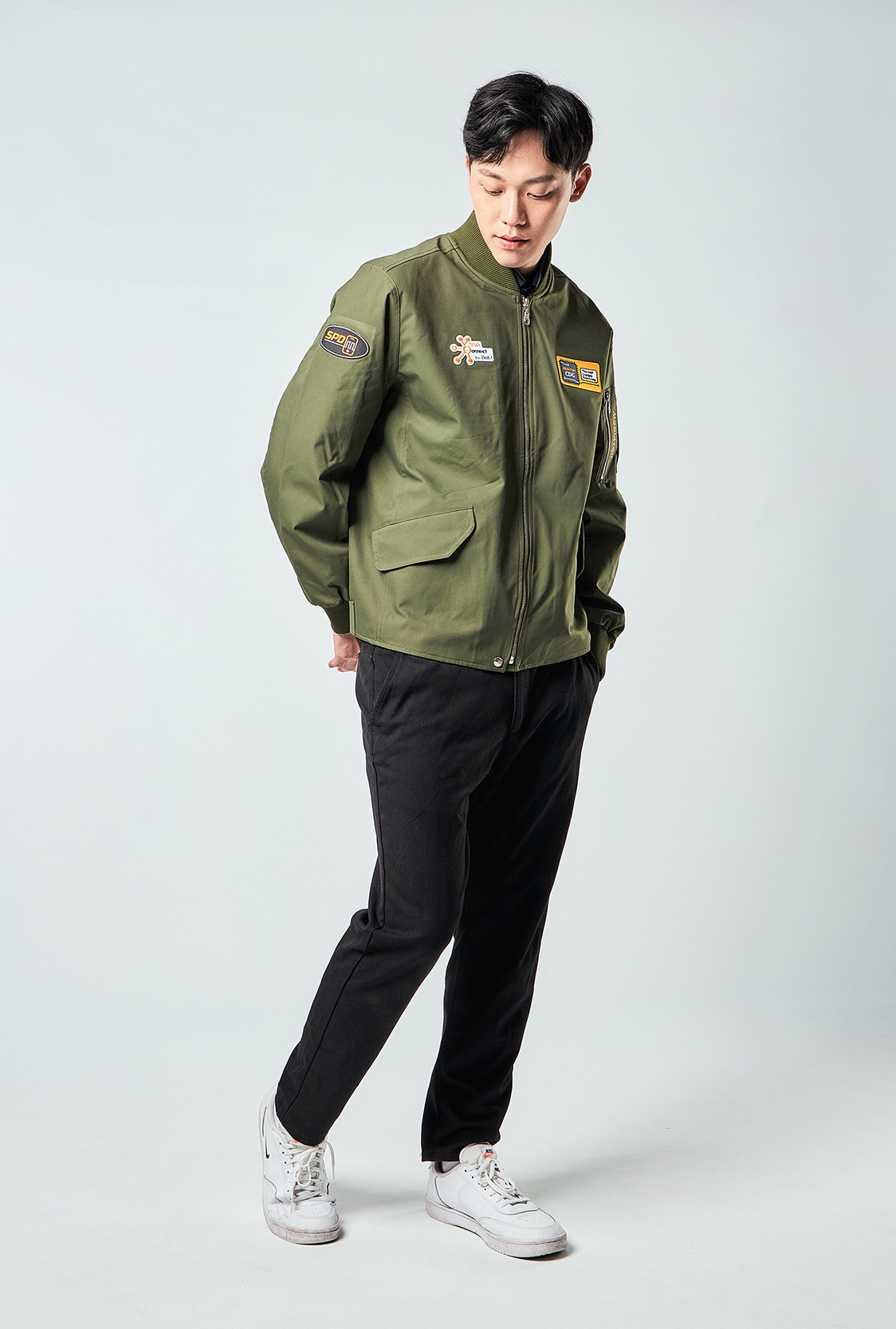 立體剪接線條與服裝背部設計